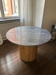 Runt matbord i marmor och ek