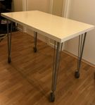 Vitt bord med hjul