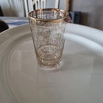 Glas med gulddetaljer