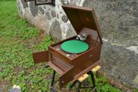7 vevgrammofoner och reservdelar från nedlagd musikaffär