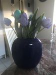 Blå vas med 8 tulpaner i olika färger 22 cm,  