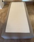 Säng IKEA 90x200cm (Resårbotten SKÅRER + madrass TALGJE)