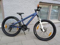 MTB Scott 24" med rockshox dämpare och nya 2,6" däck