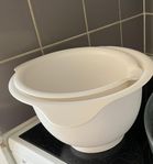 2 plastic bowls
