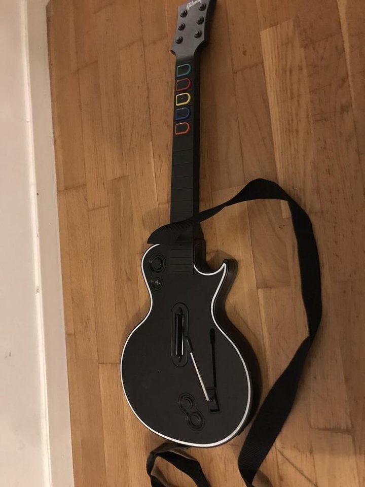 3 PS3-kontroller, Gitarr & Ka...