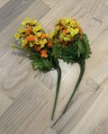 2 st buketter med gula och orangea plastblommor