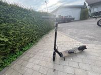 Elscooter med laddare 