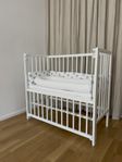 Fillikid Nino bedside crib / spjälsäng – vit