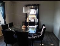 Glasbord med 8 stolar