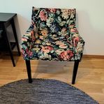 Snygg och bekväm karmstol Sakarias