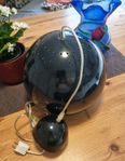 svart lampa