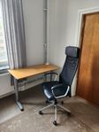 Arbetsbord och kontorsstol