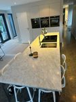 Bänkskiva i marmor med underlimmad diskho – 90x310 cm