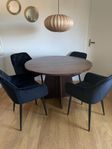 Matbord med fyra st stolar i sammet 