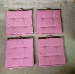 Fyra rosa stolsdynor med handtag. Storlek 40×40 cm.