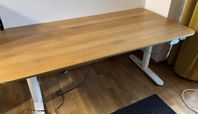 Elektroniskt höj och sänkbart skrivbord