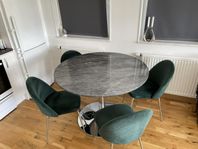 Matbord i marmor med stolar