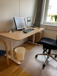 3 st nya skrivbord IKEA, hurts och skåp