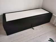 Barnsäng med förvaring. 