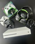 Xbox One S - 3 kontroller, 2 hörlurar, HDMI-kabel