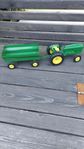 John Deere Modelltraktor Ertl Skala 1:16 Med Släpvagn