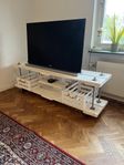 Tv-bänk på hjul