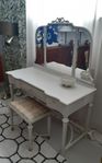 Vackert toalettbord sminkbord m vikspegel + pall 1900 tal