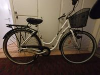 Damcykel 28 tum med korg och bakhjulslås