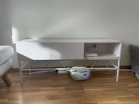 vit TV-bänk med två lådor