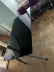 skrivbord med glasskiva