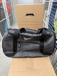 Nike träningsväska/väska grå (Knappt använd.)