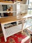 Butiksinredning massivt bord hyllor