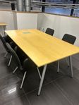 konferensbord och stolar