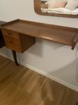 Vägghylla i teak