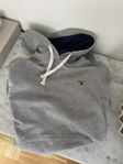 Grå GANT hoodie stl M – stilren, mjuk & redo för mys