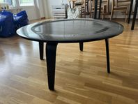 Soffbord runt svart