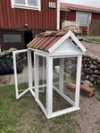 Växthus i trä av gamla fönster och tegel takpannor