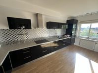 Komplett IKEA-kök med stenbänkskiva