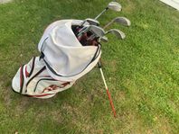 Golfklubbor med väska.