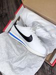 NIKE SNEAKER CORTEZ - VIT/SVART/BLÅ DAM