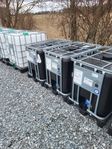 Svarta IBC tankar.  och vita