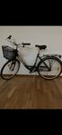 Damcykel med cykelkorg