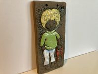 Keramiktavla - Ninnie. Väggrelief, pojke, glasering, vintag