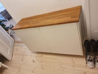 IKEA Bestå väggskåp/byrå – vit med ekfärgad topp