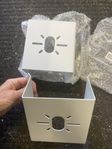 Hörnfäste lampa, kamera mm