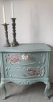 Ommålad liten byrå i Annie Sloans chalk paint färger. 