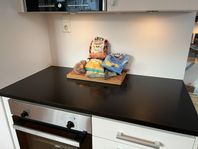 bänkskiva i svart sten