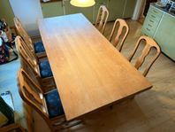 Krogenäs bord med 6 tillhörande stolar. 