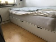 Sängstomme med förvaring
