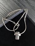 Halsband Little cross från Efva Attling